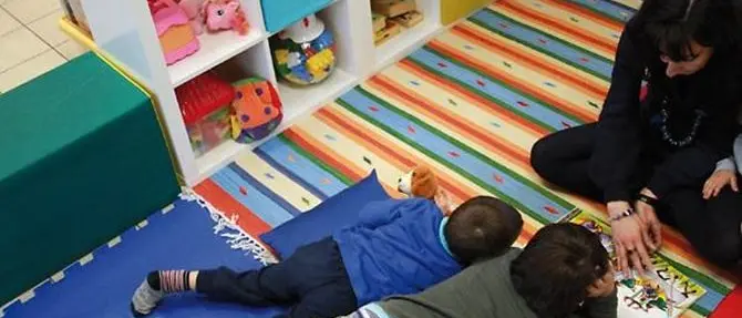 Chiusura scuole, caos nelle chat delle mamme calabresi: è caccia alla baby sitter