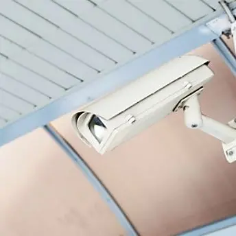 Controllava i dipendenti con telecamere, multa a titolare di un bar nel Vibonese