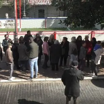 Senza acqua da 20 giorni: cittadini infuriati manifestano in municipio