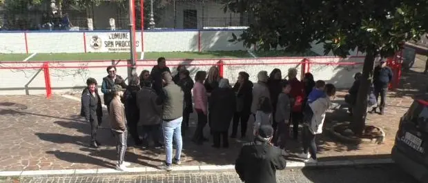 Senza acqua da 20 giorni: cittadini infuriati manifestano in municipio