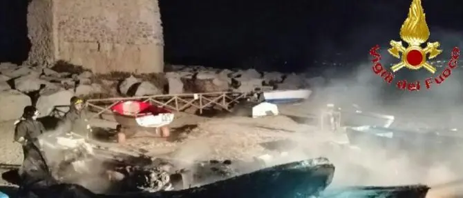 Incendio a Briatico distrugge cinque barche: s'indaga per dolo