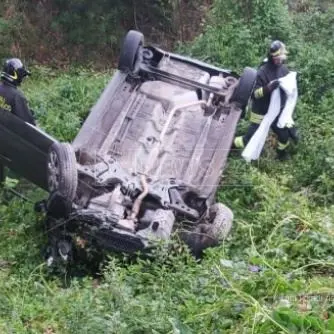 Incidente nel Reggino, auto perde il controllo e finisce in una scarpata: morta una 48enne