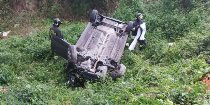 Incidente nel Reggino, auto perde il controllo e finisce in una scarpata: morta una 48enne