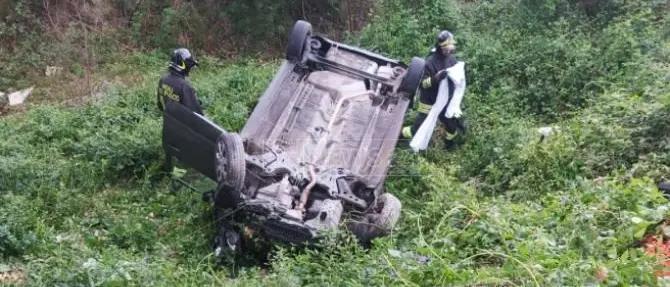 Incidente nel Reggino, auto perde il controllo e finisce in una scarpata: morta una 48enne