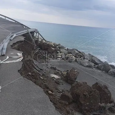 Ad Amantea l’erosione costiera minaccia anche la statale 18