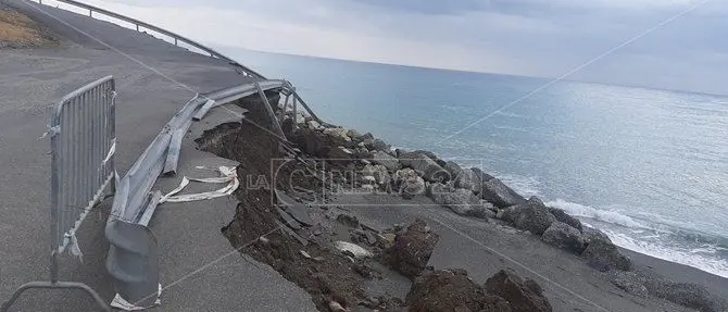 Ad Amantea l’erosione costiera minaccia anche la statale 18