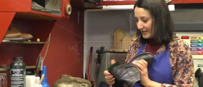 Anita, la “donna calzolaio” che ha fatto rinascere la bottega del padre