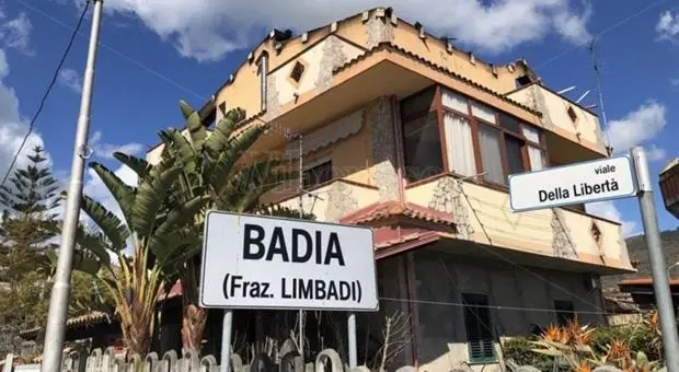 Il fuoco gli distrugge la casa, i vicini gliela “ricostruiscono”: storie di Calabria