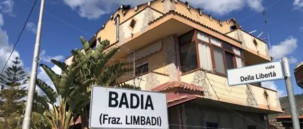 Il fuoco gli distrugge la casa, i vicini gliela “ricostruiscono”: storie di Calabria