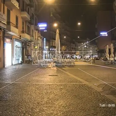 Cosenza, la paura da coronavirus si abbatte sulla movida: città semideserta