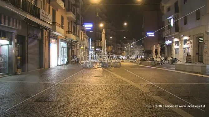 Cosenza, la paura da coronavirus si abbatte sulla movida: città semideserta
