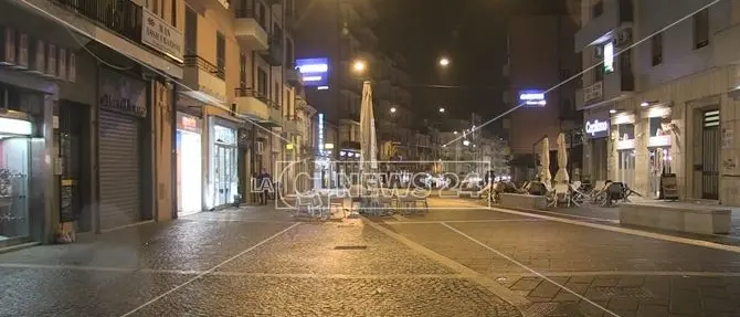 Cosenza, la paura da coronavirus si abbatte sulla movida: città semideserta