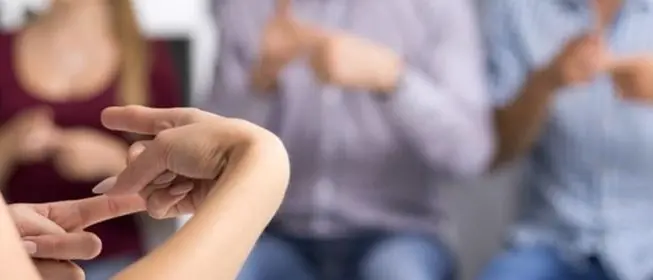 Covid-19, i non udenti protestano: «Mancano informazioni nella lingua dei segni»