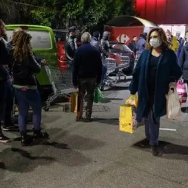 Assalto ai supermercati h24 dopo il decreto coronavirus. Il governo tranquillizza: «Spesa garantita»