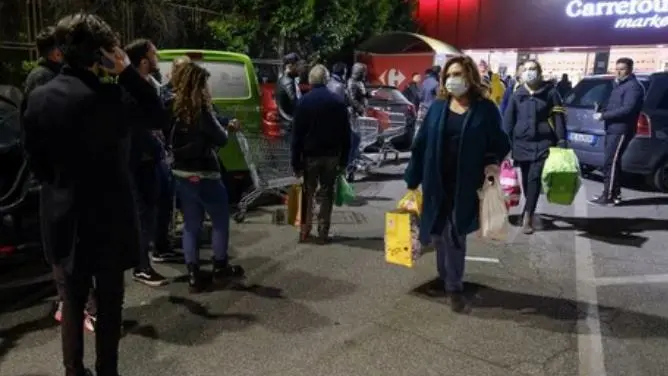 Assalto ai supermercati h24 dopo il decreto coronavirus. Il governo tranquillizza: «Spesa garantita»