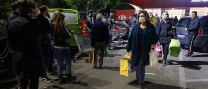 Assalto ai supermercati h24 dopo il decreto coronavirus. Il governo tranquillizza: «Spesa garantita»