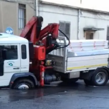 Camion sprofonda in una voragine, strade allagate a Reggio