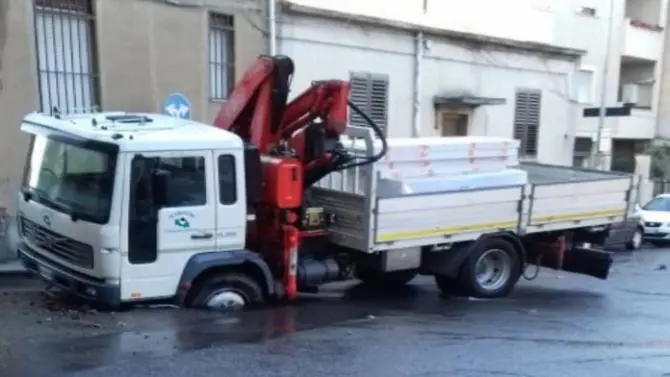 Camion sprofonda in una voragine, strade allagate a Reggio