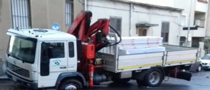 Camion sprofonda in una voragine, strade allagate a Reggio