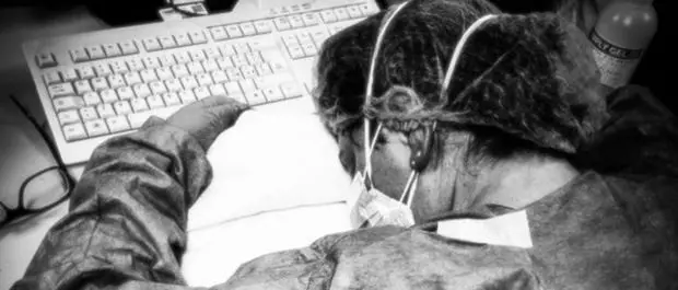 La foto dell'infermiera stremata diventa simbolo della lotta al Covid-19