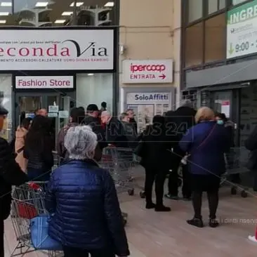 Supermercati presi d'assalto in Calabria: biglietti anche per entrare