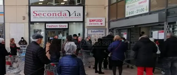 Supermercati presi d'assalto in Calabria: biglietti anche per entrare
