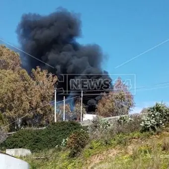 Camion in fiamme vicino al depuratore di Catanzaro, paura tra i residenti