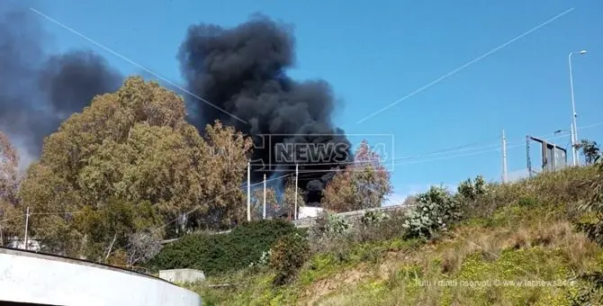 Camion in fiamme vicino al depuratore di Catanzaro, paura tra i residenti