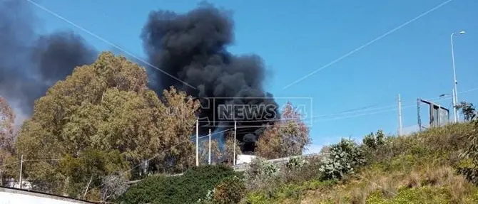 Camion in fiamme vicino al depuratore di Catanzaro, paura tra i residenti
