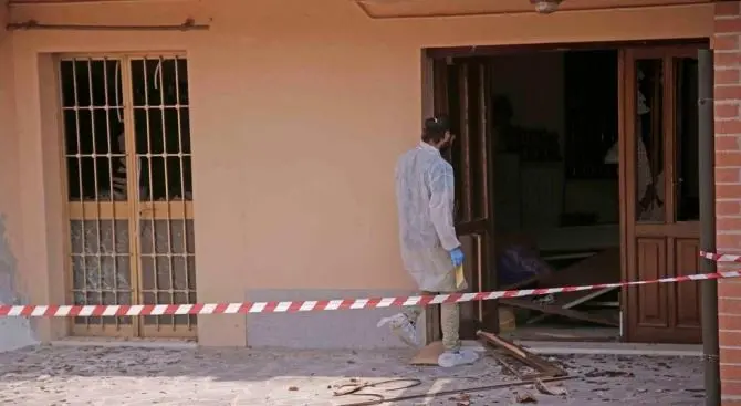 Bomba contro la casa di un commerciante modenese, indagati tre calabresi