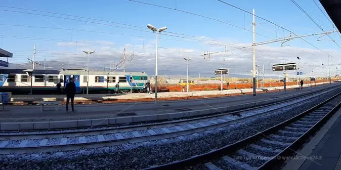 Uomo travolto e ucciso da un treno nel Catanzarese, circolazione in tilt