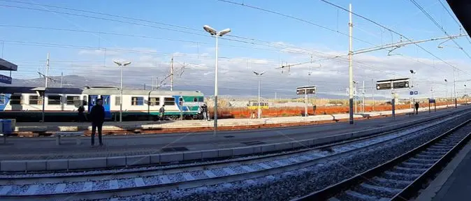 Uomo travolto e ucciso da un treno nel Catanzarese, circolazione in tilt