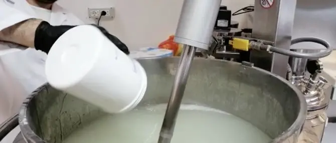 L’Unical dona 500 litri di igienizzante per mani a enti e associazioni