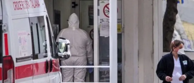 Choc a Napoli, in fila per il tampone sputa contro medico e infermiere