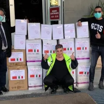 Cosenza, l’associazione imprenditori cinesi dona guanti e camici