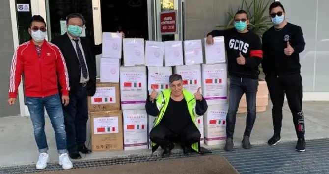 Cosenza, l’associazione imprenditori cinesi dona guanti e camici