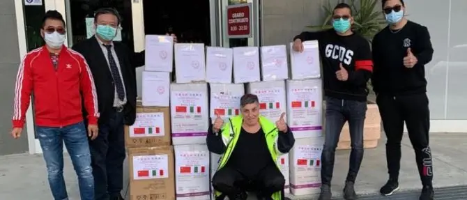 Cosenza, l’associazione imprenditori cinesi dona guanti e camici
