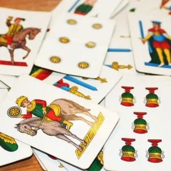 Giocavano a carte in un bar incuranti del Decreto coronavirus, 10 denunce a Reggio