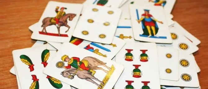 Giocavano a carte in un bar incuranti del Decreto coronavirus, 10 denunce a Reggio