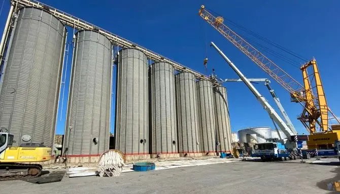 Partita la demolizione dei sette silos al porto di Vibo Marina