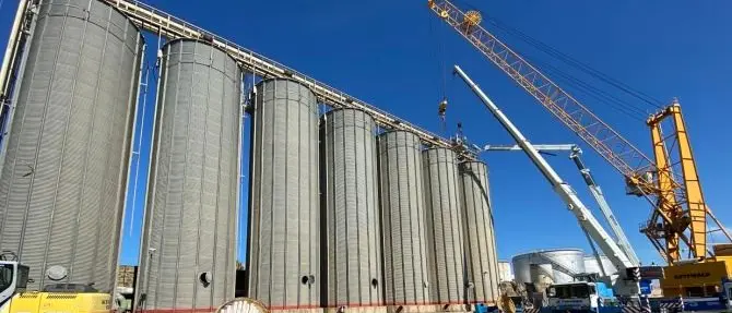 Partita la demolizione dei sette silos al porto di Vibo Marina
