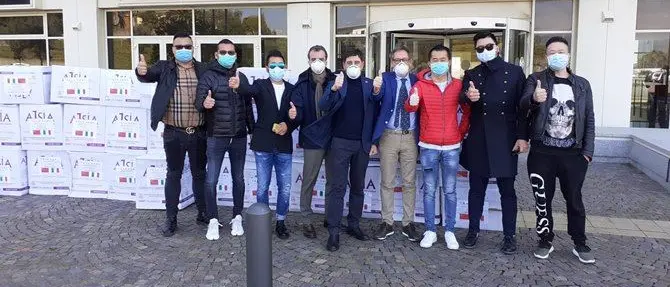Coronavirus, imprenditori cinesi donano 1600 tute protettive alla Regione Calabria