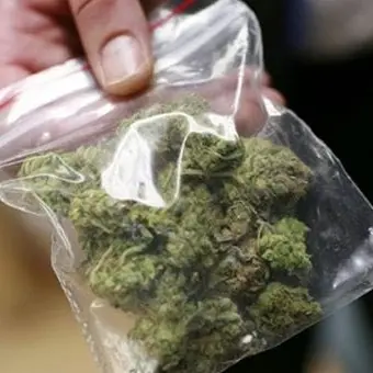 Cosenza, in giro di notte con droga in auto: denunciati nonno e nipote