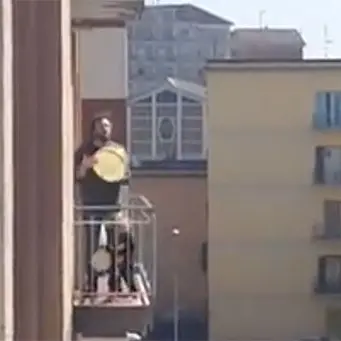 Il Sud che resiste: tarantella anti coronavirus dal balcone di casa