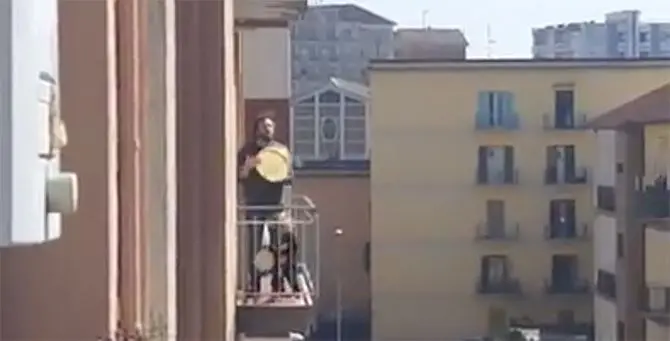 Il Sud che resiste: tarantella anti coronavirus dal balcone di casa