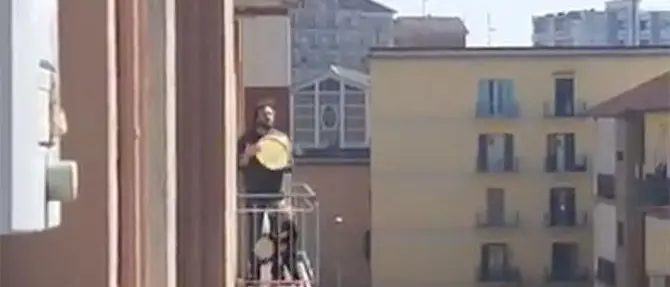 Il Sud che resiste: tarantella anti coronavirus dal balcone di casa