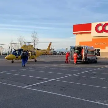 Cade da un'altezza di 4 metri, grave incidente a Pizzo: video