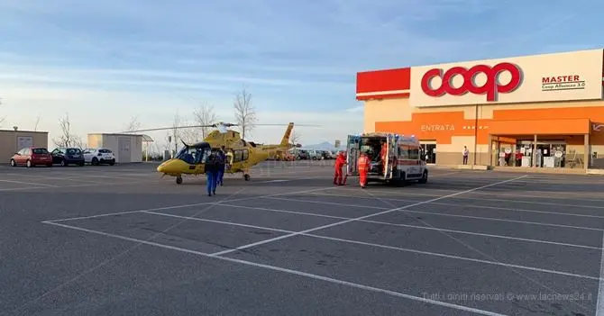 Cade da un'altezza di 4 metri, grave incidente a Pizzo: video