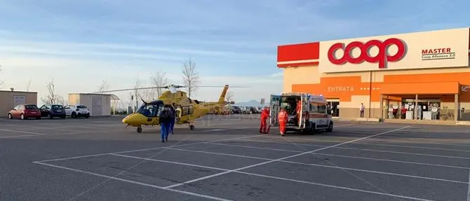 Cade da un'altezza di 4 metri, grave incidente a Pizzo: video