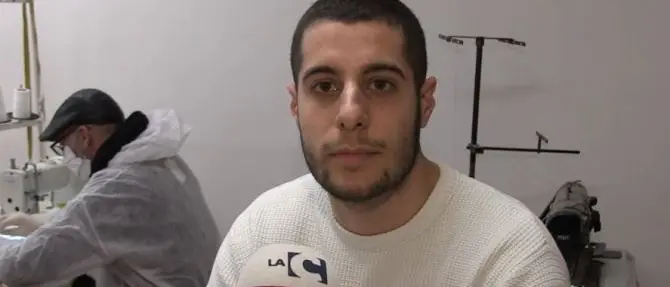 Riccardo, il sarto che cuce e regala mascherine: «Così aiutiamo Cosenza»